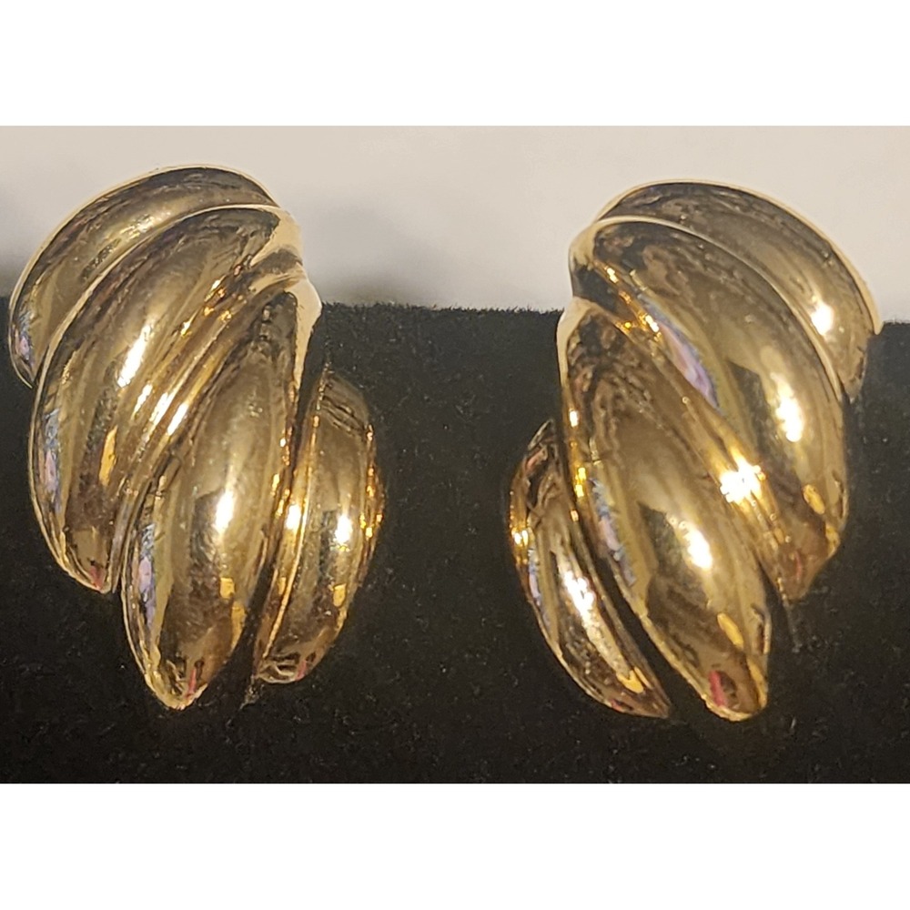 Vintage Ciner Gold Tone Ribbed Shrimp Clip On Earrings Chunky Swirl